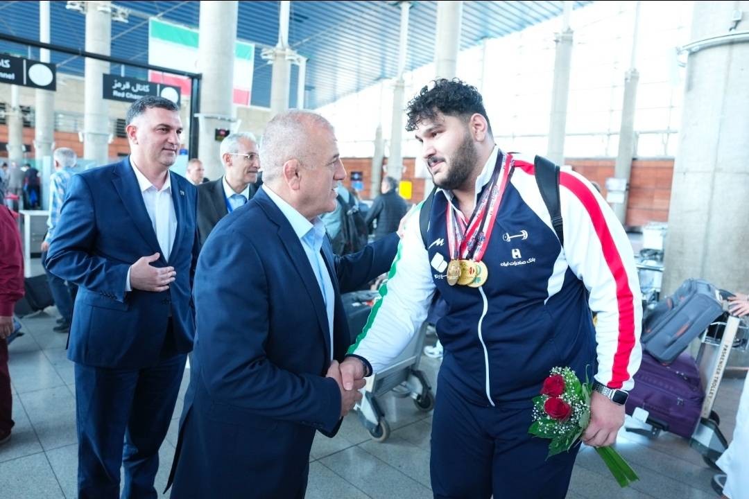 استقبال مقام ارشد بانک صادرات از قهرمانان وزنه‌برداری در فرودگاه